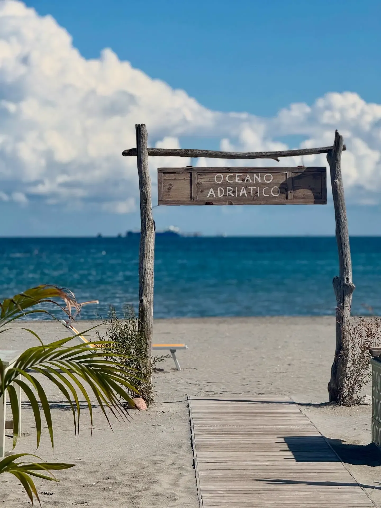 Cartello in legno "Oceano Adriatico" sulla spiaggia di Casa Merida